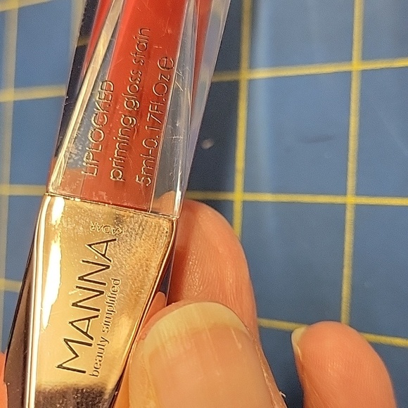 Manna Kadar Liplocked Priming Gloss Stain - Red Pinot Noir 5ml - Picture 3 of 3